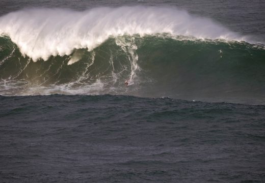 Unha expedición dos mellores surfistas do mundo inspeccionarán mañá as ondas xigantes do Portiño